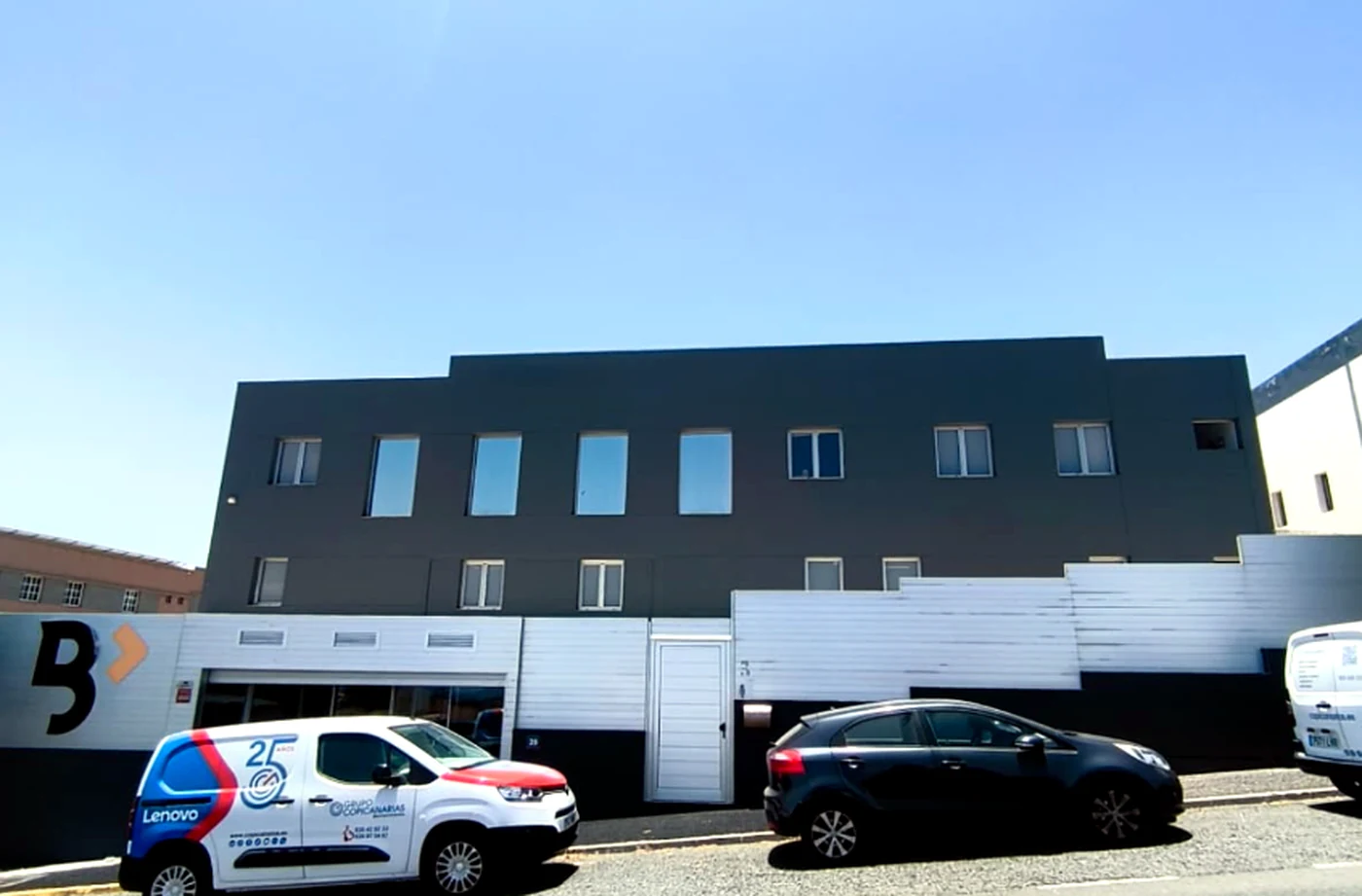 Exterior de edificio profesional pintado por ESS Canarias