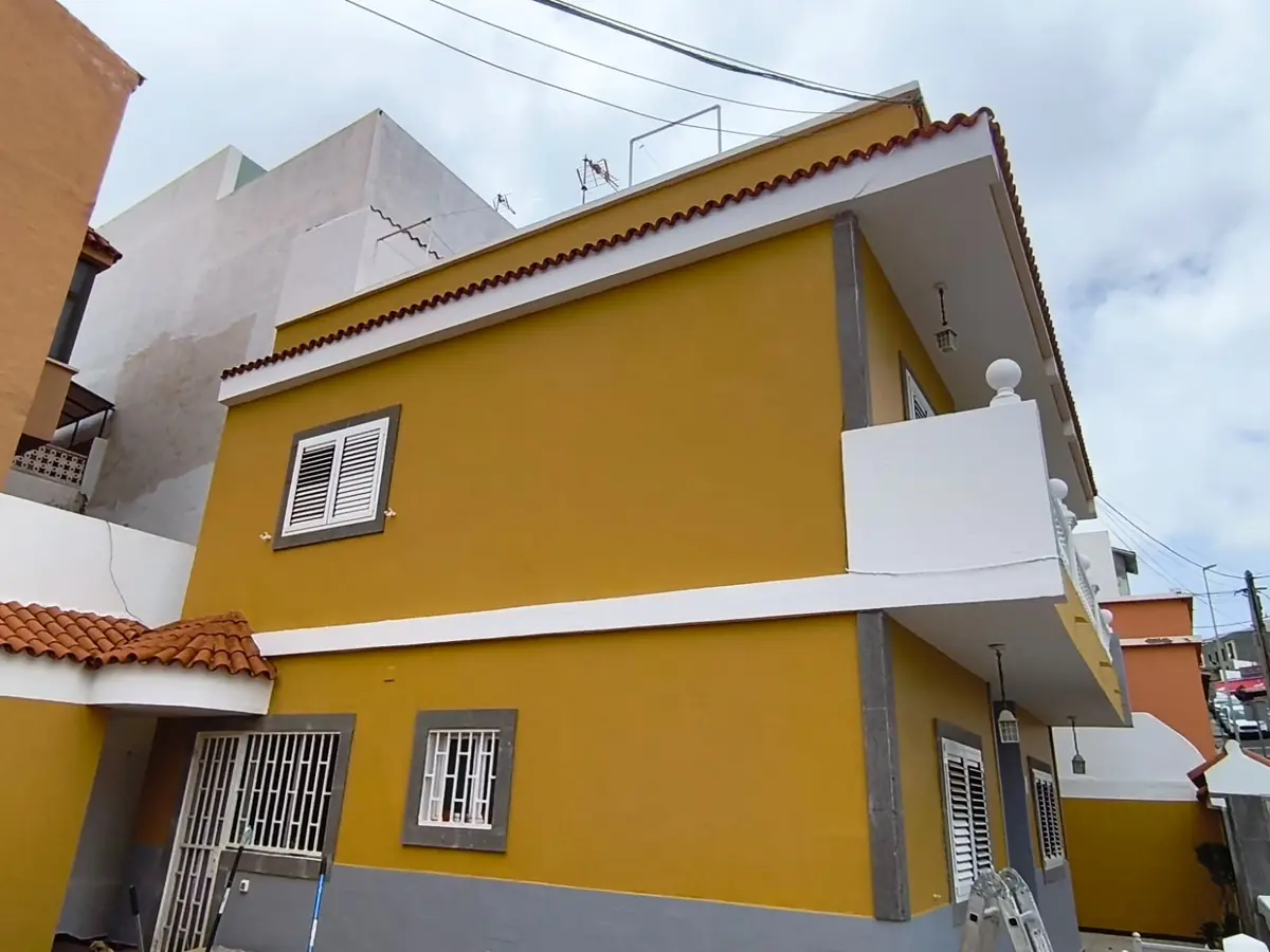 Exterior de vivienda pintado por ESS Canarias